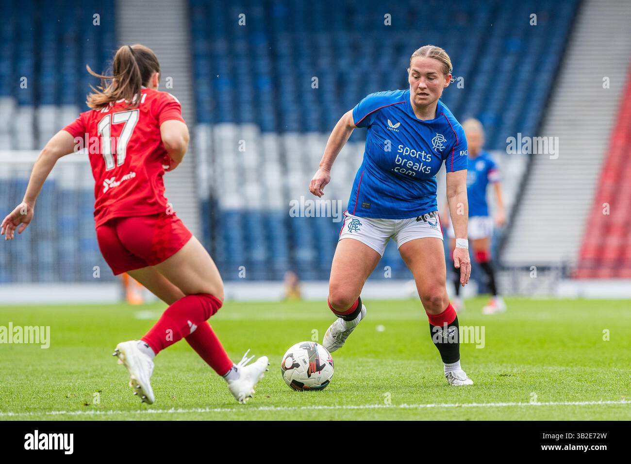 Glasgow, Scozia, Regno Unito. 27 aprile 2025, Glasgow, Regno Unito. Le Rangers hanno giocato l'Aberdeen nella SWFA Women's Scottish Cup a Hampden Park, Glasgow. Il punteggio finale è stato Rangers 5-0 Aberdeen. I Rangers ora giocheranno a Glasgow City in finale. Kate Wilkinson (R44) sta per essere affrontata da Emma Llijoski (A17). Credito: Notizie Findlay/ Alamy Live Foto Stock