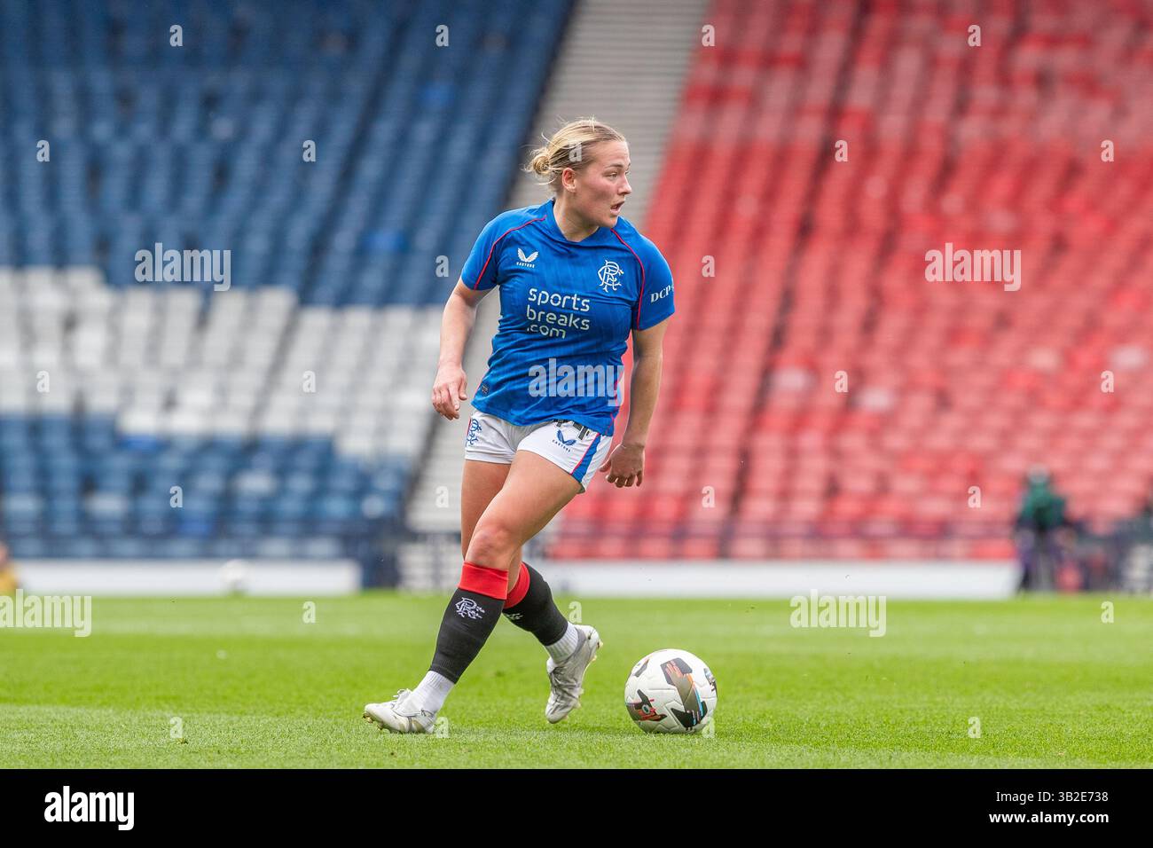 Glasgow, Scozia, Regno Unito. 27 aprile 2025, Glasgow, Regno Unito. Le Rangers hanno giocato l'Aberdeen nella SWFA Women's Scottish Cup a Hampden Park, Glasgow. Il punteggio finale è stato Rangers 5-0 Aberdeen. I Rangers ora giocheranno a Glasgow City in finale. Immagine di Kate Wilkinson (R44) con la palla. Credito: Notizie Findlay/ Alamy Live Foto Stock