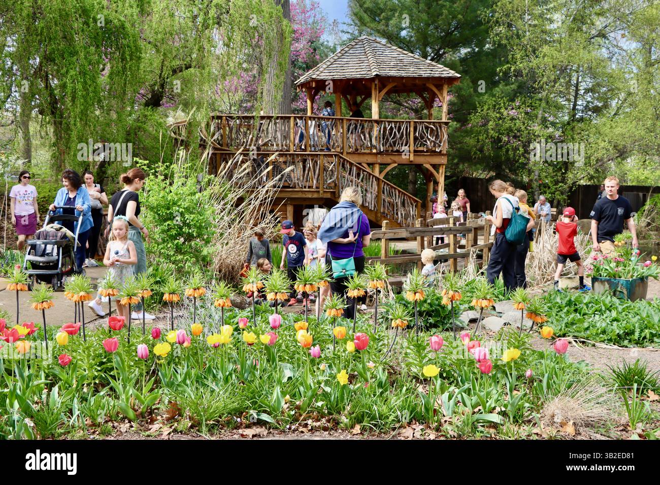 Bambini che giocano durante l'Arbor Day il 24 aprile 2025 al Cleveland Botanical Garden, Cleveland, Ohio Foto Stock