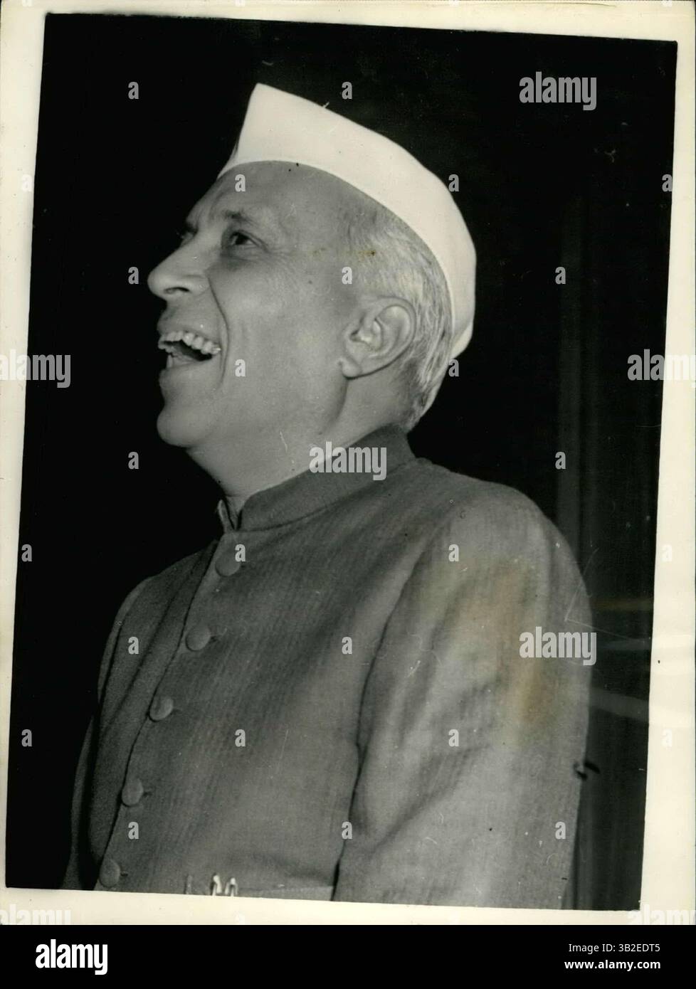 31 marzo 2012 - il primo ministro indiano tiene una conferenza stampa. Il signor Nehru sembra felice. Il signor Jawaharlal Nehru, primo Ministro dell'India, ha tenuto una conferenza stampa alla India House questo pomeriggio. Keystone Photo Shows: Mr. Nehru ha una felice espressione sul suo volto durante la conferenza di questa sera. (Immagine di credito: © Keystone Pictures USA/ZUMAPRESS.com) Foto Stock