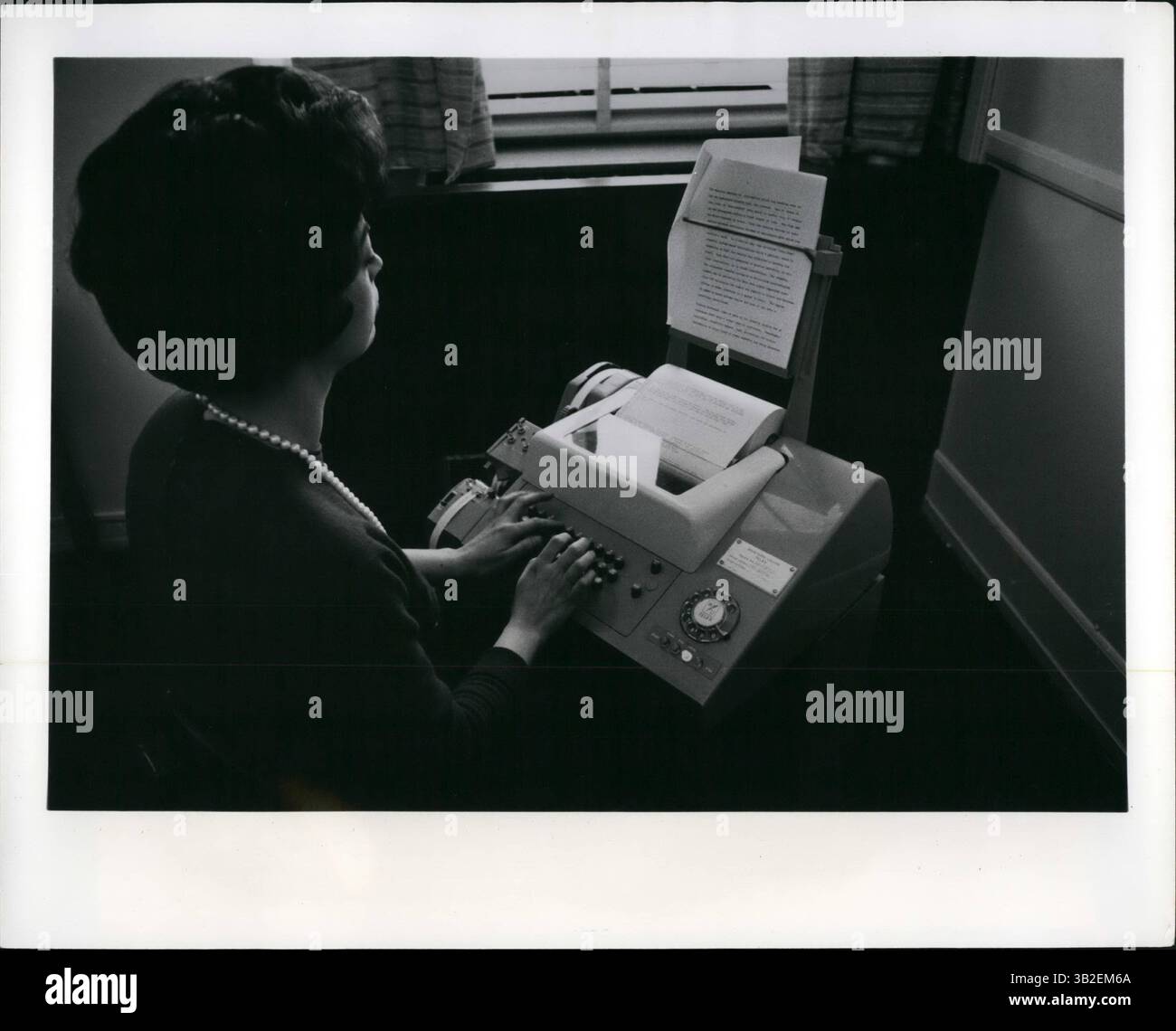 22 marzo 2012 - Telex, il servizio ''Componi un filo''; il telestampatore ''Componi un filo'' di Western Union consente agli utenti di parlare avanti e indietro per iscritto a tariffe speciali. Dopo aver composto una connessione su questo computer, gli abbonati scambiano messaggi istantaneamente digitandoli sulla macchina da scrivere come una tastiera. Telex, uno dei servizi in più rapida crescita di Western Union, conta attualmente circa 27.000 utenti negli Stati Uniti e la macchina può essere utilizzata per comunicare direttamente con più di 275.000 abbonati Telex in 146 paesi in tutto il mondo. (Immagine di credito: © Keystone Pictures USA/ZUMAPRESS.com) Foto Stock 22 marzo 2012 - Telex, il servizio ''Componi un filo''; il telestampatore ''Componi un filo'' di Western Union consente agli utenti di parlare avanti e indietro per iscritto a tariffe speciali. Dopo aver composto una connessione su questo computer, gli abbonati scambiano messaggi istantaneamente digitandoli sulla macchina da scrivere come una tastiera. Telex, uno dei servizi in più rapida crescita di Western Union, conta attualmente circa 27.000 utenti negli Stati Uniti e la macchina può essere utilizzata per comunicare direttamente con più di 275.000 abbonati Telex in 146 paesi in tutto il mondo. (Immagine di credito: © Keystone Pictures USA/ZUMAPRESS.com) Foto Stock