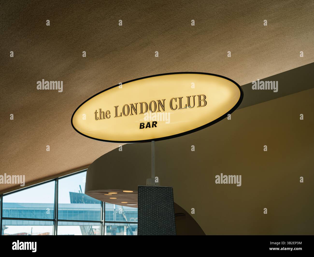 Segno ovale retrò per il London Club Bar presso il TWA Hotel, JFK Airport di New York City, che mostra il design di stile della metà del secolo. Foto Stock