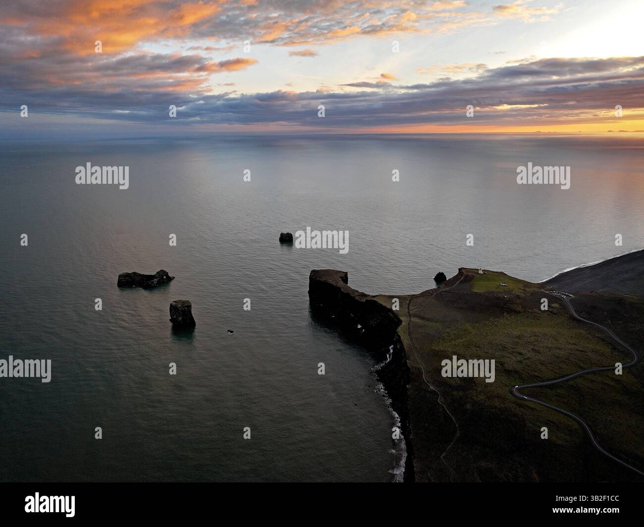 Vista aerea della spiaggia di sabbia nera nella città di Vik, Islanda Foto Stock