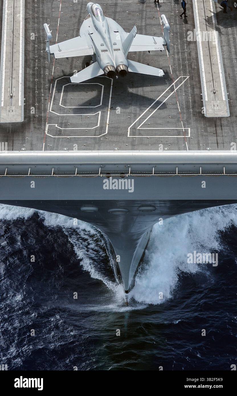 18 aprile 2014 - USS Ronald Reagan, Hawaii, Stati Uniti d'America - Un EA-18G Growler della US Navy taxi aerei d'attacco elettronico sul ponte di volo della portaerei classe Nimitz USS Ronald Reagan 23 giugno 2014 al largo delle coste delle Hawaii. (Immagine di credito: © Mcs2 Jacob Estes/Planet Pix tramite ZUMA Wire) Foto Stock