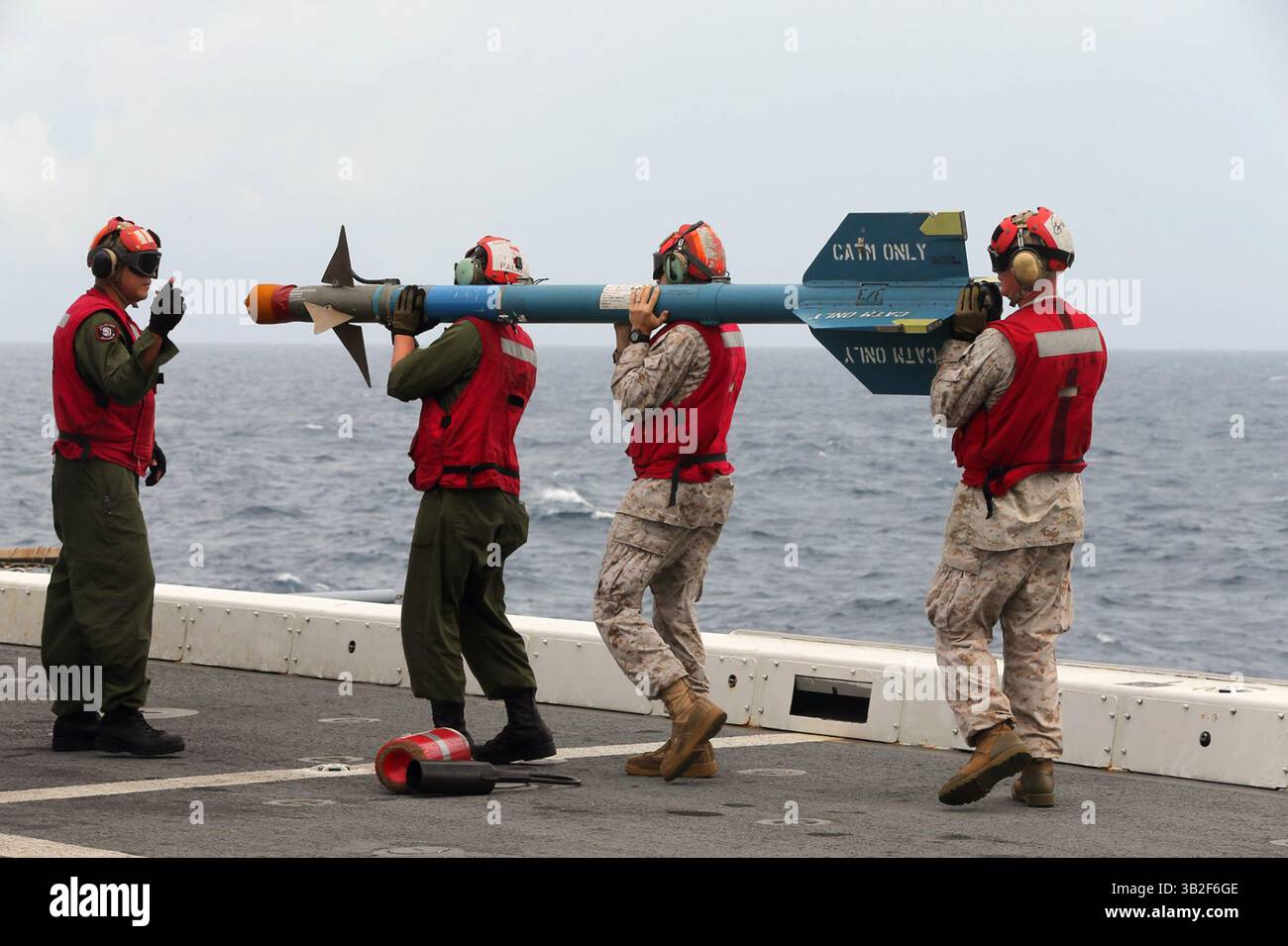 9 settembre 2014 - USS San Diego, Stati Uniti d'America - US Navy Ordnance Marines caricano un missile di addestramento aereo in cattività AIM-9 su un elicottero d'attacco AH-1Z Super Cobra durante le operazioni di volo a bordo della USS San Diego il 9 settembre 2014 operante nell'Oceano Pacifico. (Immagine di credito: © Cpl. Jonathan R. Waldman/Planet Pix via ZUMA Wire) Foto Stock