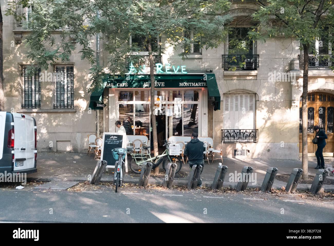 Accogliente atmosfera da caffetteria - cena urbana all'aperto con vivaci vibrazioni sociali Foto Stock