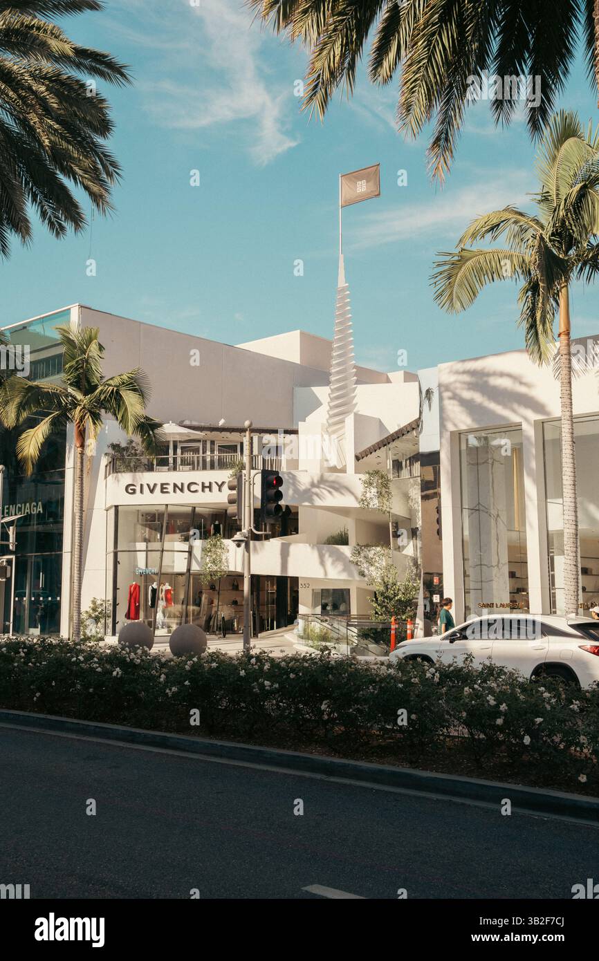Facciata del Givenchy Store: Vendita al dettaglio di lusso in un moderno quartiere urbano per lo shopping Foto Stock