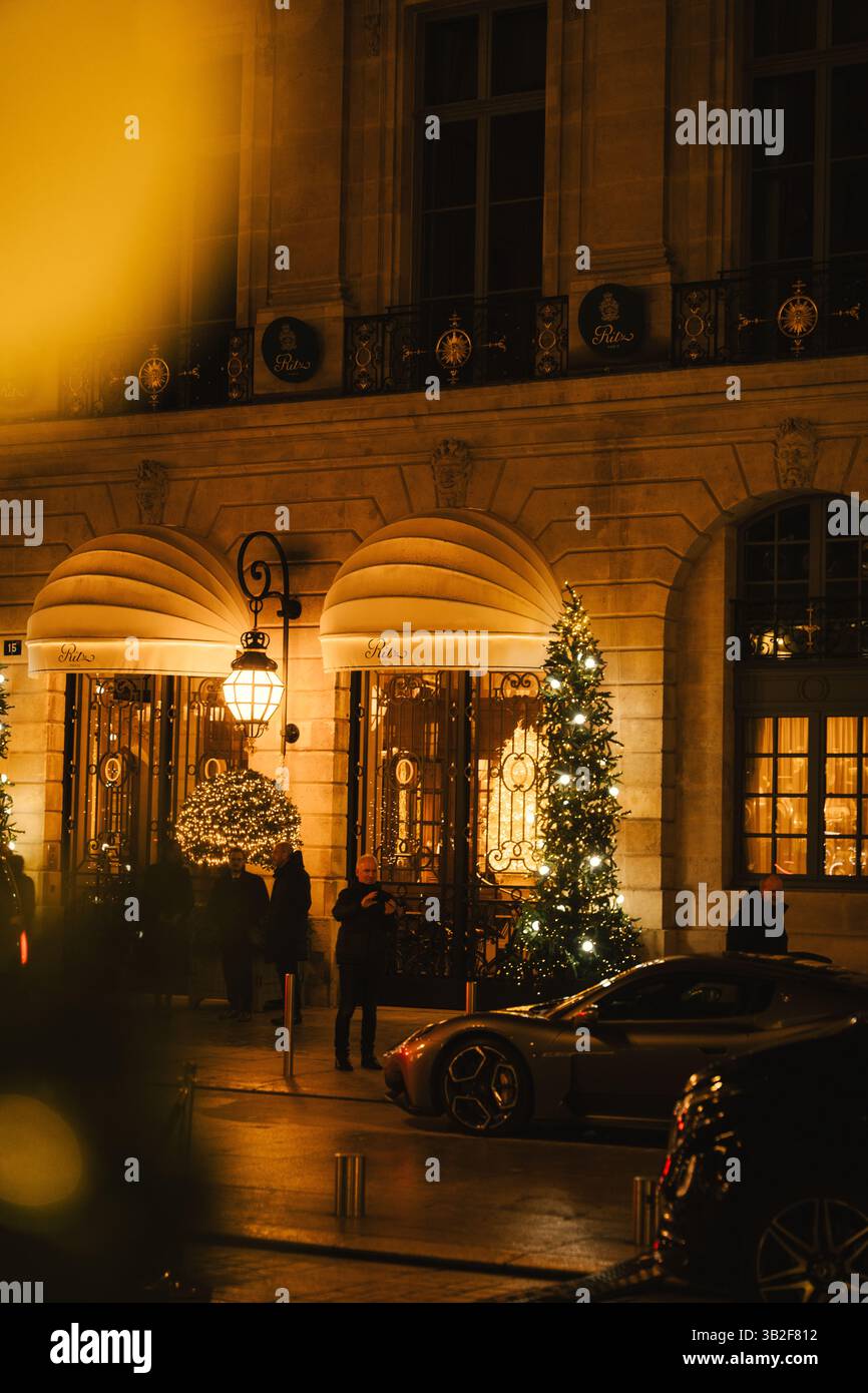 Invitante ingresso per le festività: Facciata dell'edificio con caldo decor natalizio Foto Stock