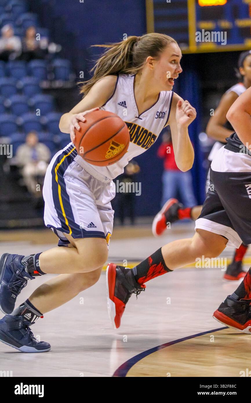 25 novembre 2015 - Chattanooga, Tennessee, U. S - la guardia di Chattanooga Lady Mocs Anna Claire Noblit (5) guida verso il basket durante la partita tra Chattanooga e Arkansas State alla McKenize Arena. (Immagine di credito: © Frank Mattia via ZUMA Wire) Foto Stock