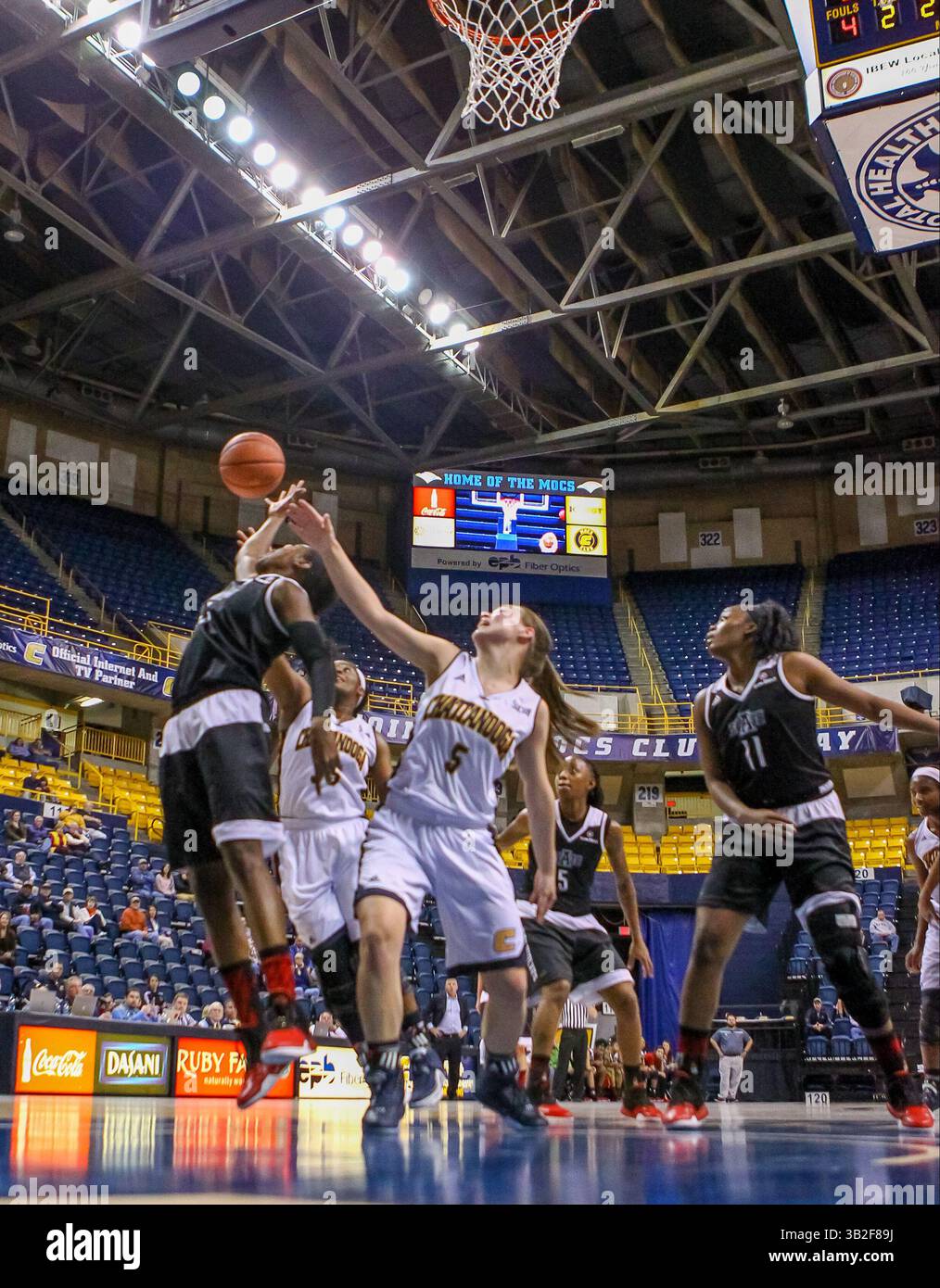 25 novembre 2015 - Chattanooga, Tennessee, U. S - la guardia di Chattanooga Lady Mocs Anna Claire Noblit (5) combatte per la posizione durante la partita tra Chattanooga e Arkansas State alla McKenize Arena. (Immagine di credito: © Frank Mattia via ZUMA Wire) Foto Stock