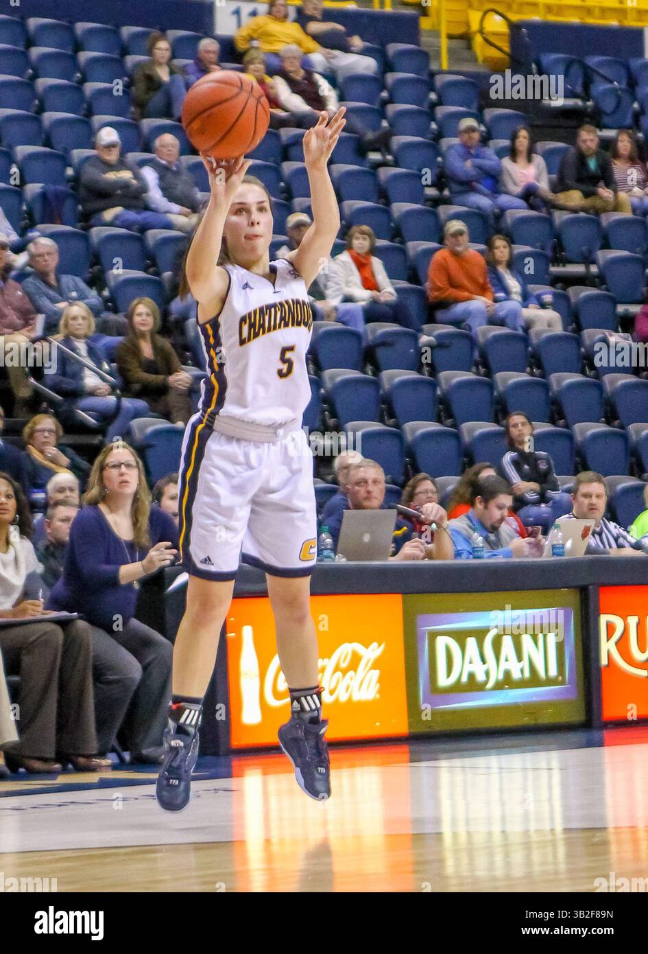 25 novembre 2015 - Chattanooga, Tennessee, U. S - la guardia di Chattanooga Lady Mocs Anna Claire Noblit (5) mette una lancetta 3 durante la partita tra Chattanooga e Arkansas State alla McKenize Arena. (Immagine di credito: © Frank Mattia via ZUMA Wire) Foto Stock