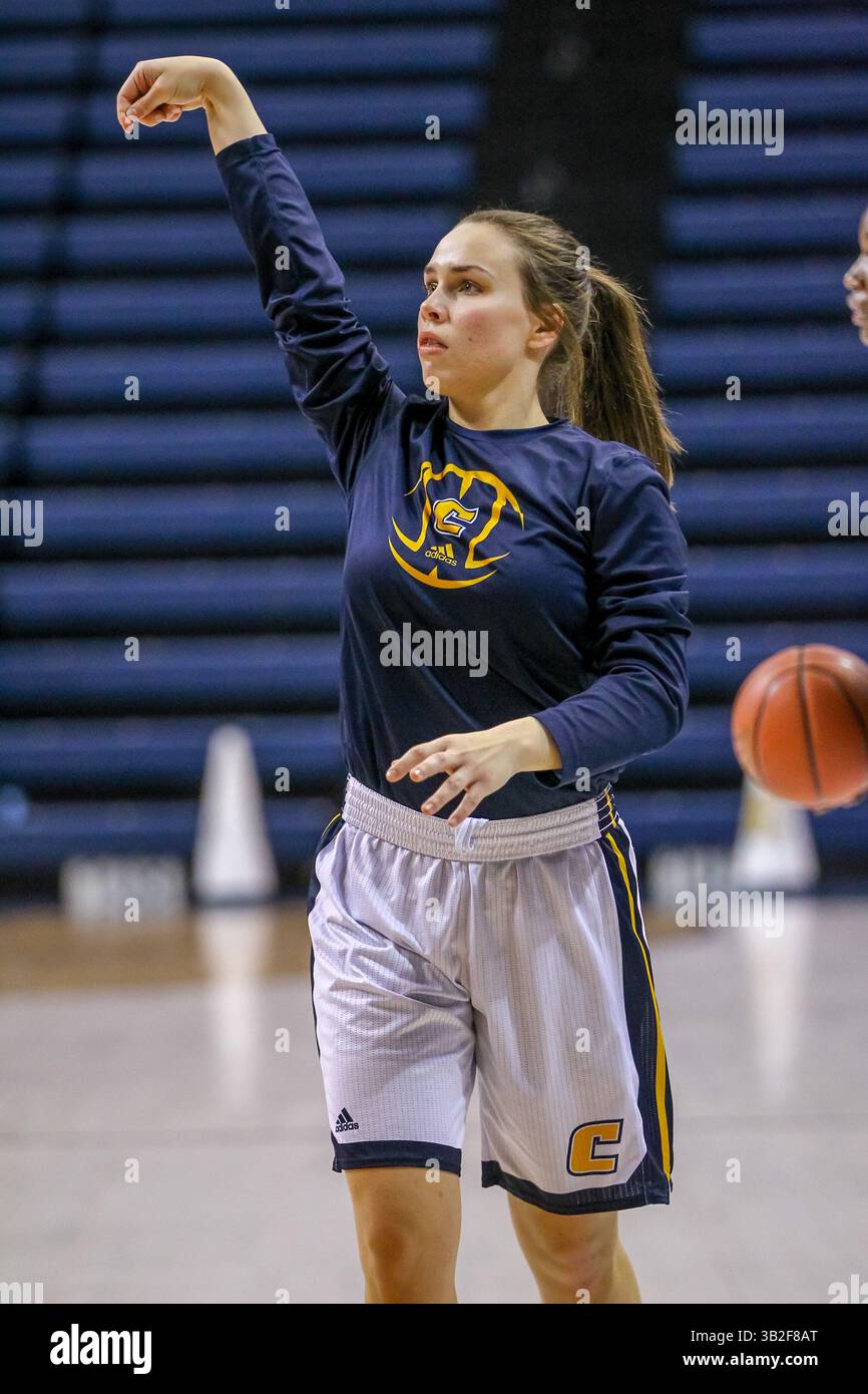 25 novembre 2015 - Chattanooga, Tennessee, U. S - la guardia di Chattanooga Lady Mocs Anna Claire Noblit (5) si riscalda prima della partita tra Chattanooga e Arkansas State alla McKenize Arena. (Immagine di credito: © Frank Mattia via ZUMA Wire) Foto Stock