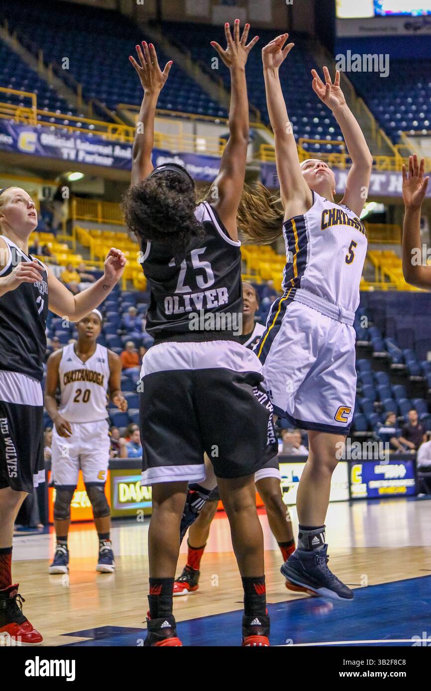 25 novembre 2015 - Chattanooga, Tennessee, U. S - la guardia di Chattanooga Lady Mocs, Anna Claire Noblit (5), sale per un rimbalzo durante la partita tra Chattanooga e Arkansas State alla McKenize Arena. (Immagine di credito: © Frank Mattia via ZUMA Wire) Foto Stock
