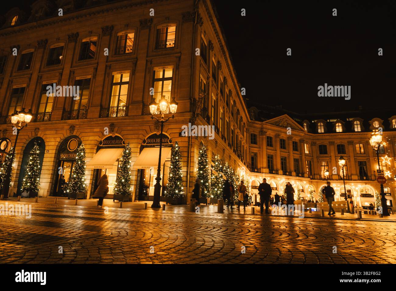 Magical Paris Night – edificio classico decorato con decorazioni natalizie Foto Stock