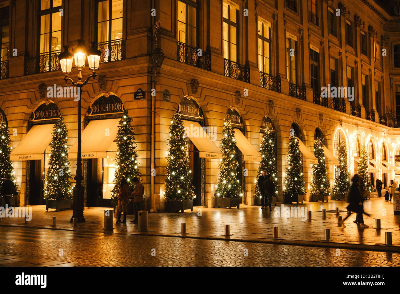 Urban Holiday Splendor - facciata decorata nella Parigi festosa Foto Stock
