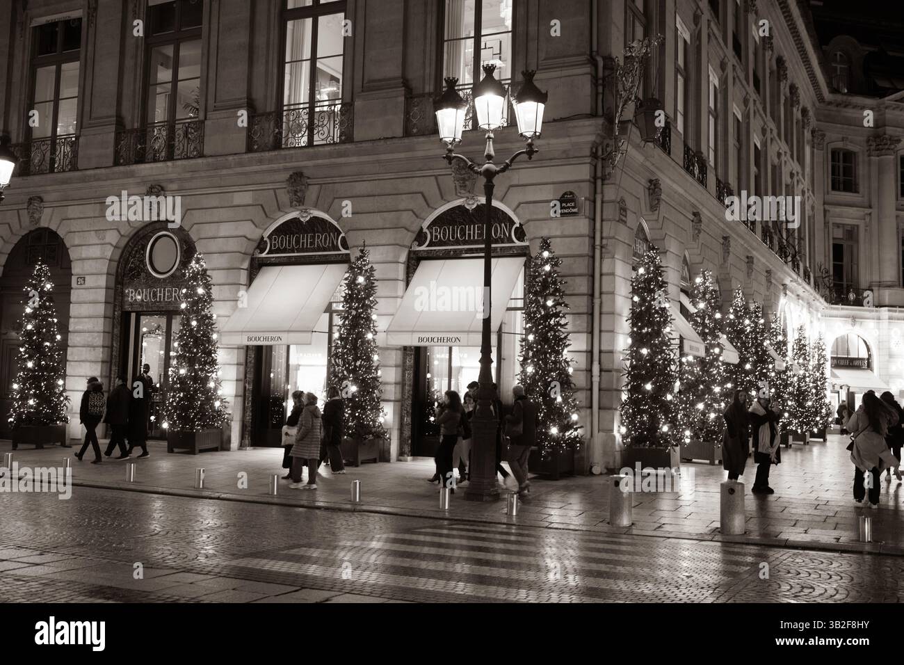 B&W Festive Paris - scena notturna senza tempo con luci natalizie Foto Stock