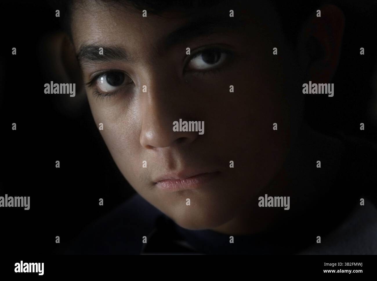 29 dicembre 2015 - Memphis, Tennessee, Stati Uniti - Dustin Ramos, 12 anni, è nato in America da due immigrati clandestini provenienti dal Messico. Lui è l'unico della famiglia che può andare e venire oltre i confini. A causa delle severe leggi sull'immigrazione, solo un membro della famiglia può attraversare facilmente i confini internazionali: Dustin, un cittadino statunitense nato in questo paese. Molti anni possono passare prima che gli altri membri della famiglia si vedano di nuovo. "Mi sono preparata per questo giorno", disse sua madre che le aveva confezionato i suoi effetti personali. "Mi mancherà solo la sua presenza", ha detto. I suoi fratelli maggiori si prenderanno cura di lui a Memphis Foto Stock
