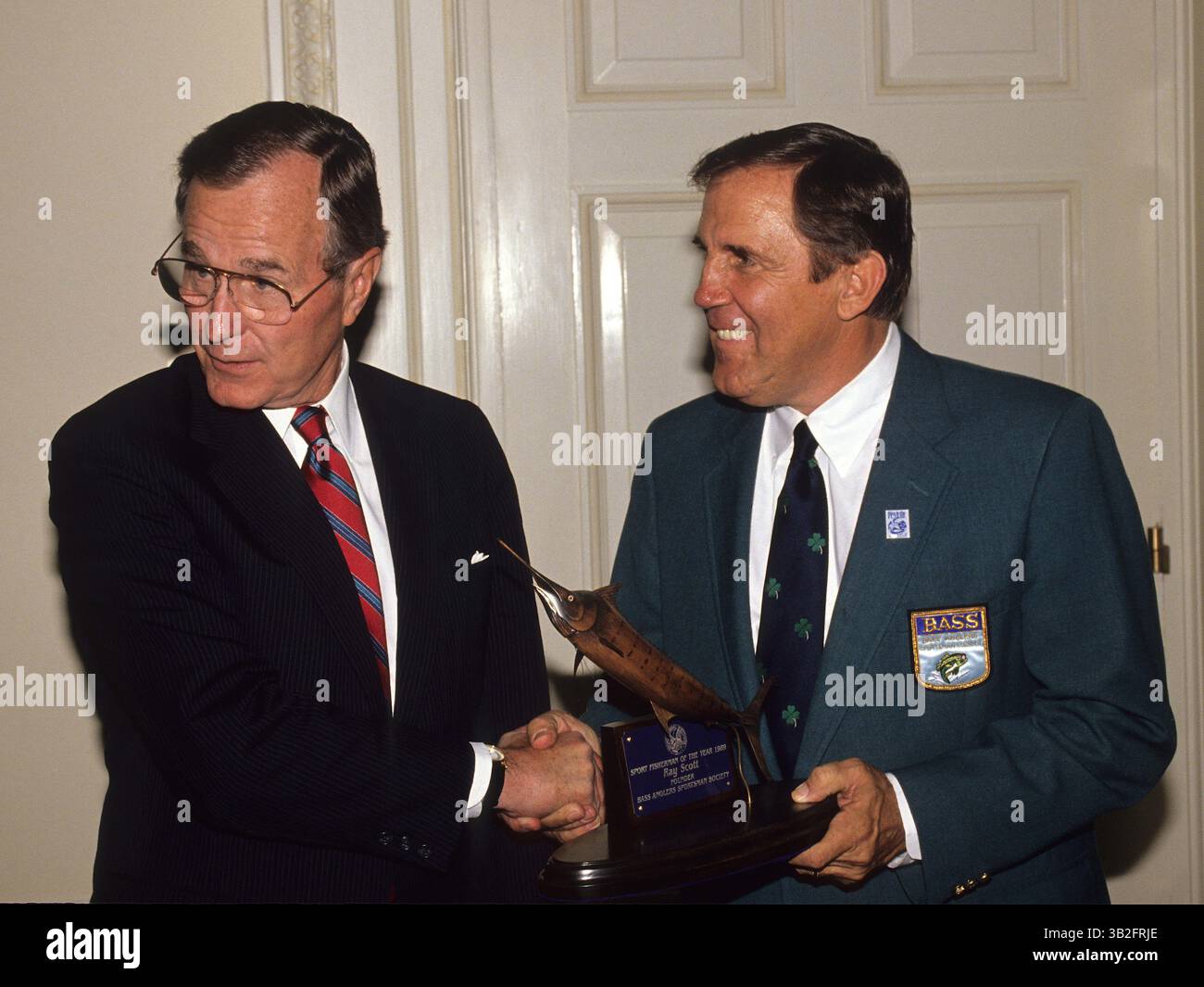 6 aprile 2012 - Washington, District of Columbia, Stati Uniti d'America - Washington DC 1989.il presidente George H.W. Bush riceve il premio Bass Fisherman of the Year presso l'ufficio ovale..credito: Mark Reinstein (immagine di credito: © Mark Reinstein via ZUMA Wire) Foto Stock