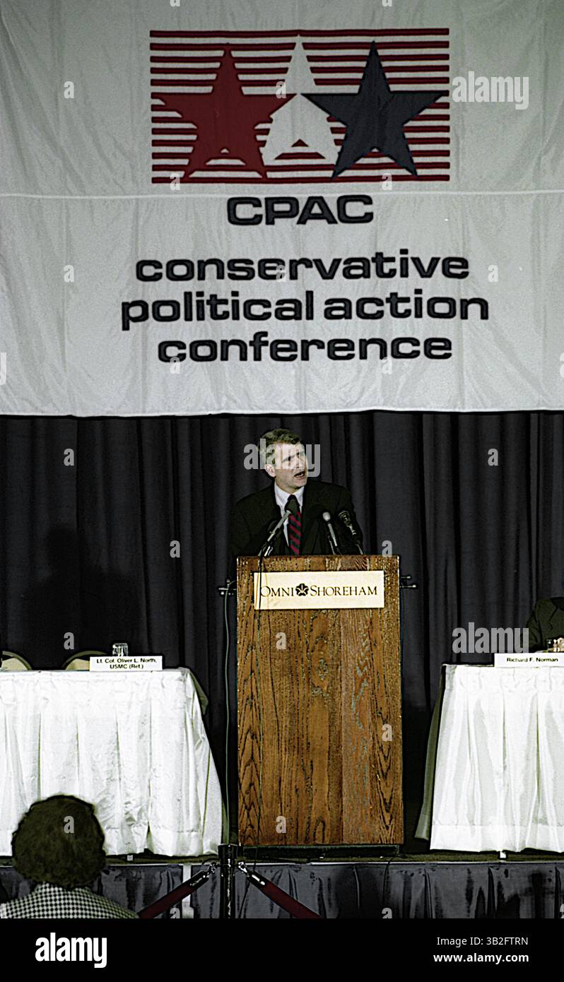17 giugno 2015 - Washington, District of Columbia, Stati Uniti d'America - Washington, DC. Ottobre 1987.LT. Il colonnello Olliver North arriva e parte dalla porta posteriore del tribunale degli Stati Uniti E. Barrett Prettyman, il tribunale distrettuale di Washington DC. Crediti: Mark Reinstein (immagine di credito: © Mark Reinstein tramite ZUMA Wire) Foto Stock