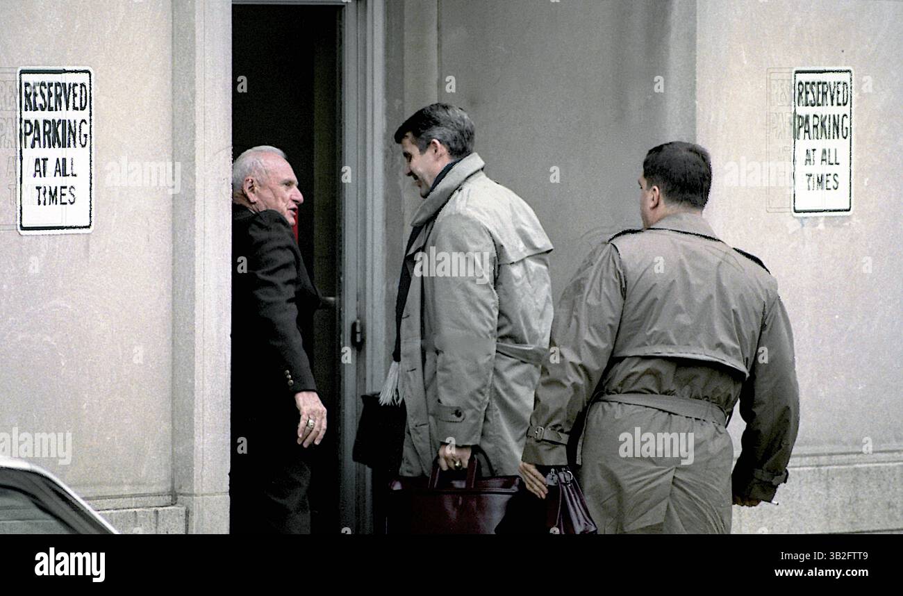 17 giugno 2015 - Washington, District of Columbia, Stati Uniti d'America - Washington, DC. Ottobre 1987.LT. Il colonnello Olliver North arriva e parte dalla porta posteriore del tribunale degli Stati Uniti E. Barrett Prettyman, il tribunale distrettuale di Washington DC. Crediti: Mark Reinstein (immagine di credito: © Mark Reinstein tramite ZUMA Wire) Foto Stock