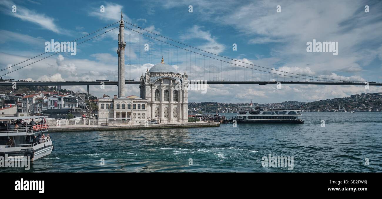 Moschea di Ortaköy (turco: Ortaköy Camii), a Beşiktaş Istanbul, Turchia, sullo stretto del Bosforo con il Ponte sul Bosforo sullo sfondo Foto Stock