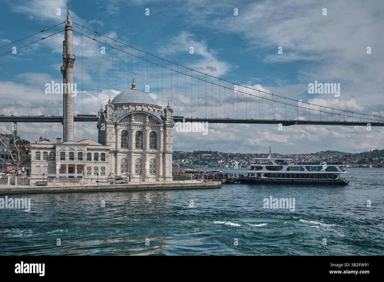 Moschea di Ortaköy (turco: Ortaköy Camii), a Beşiktaş Istanbul, Turchia, sullo stretto del Bosforo con il Ponte sul Bosforo sullo sfondo Foto Stock