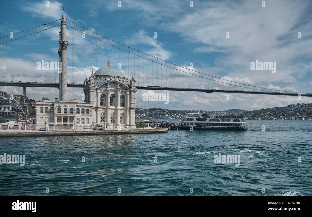 Moschea di Ortaköy (turco: Ortaköy Camii), a Beşiktaş Istanbul, Turchia, sullo stretto del Bosforo con il Ponte sul Bosforo sullo sfondo Foto Stock