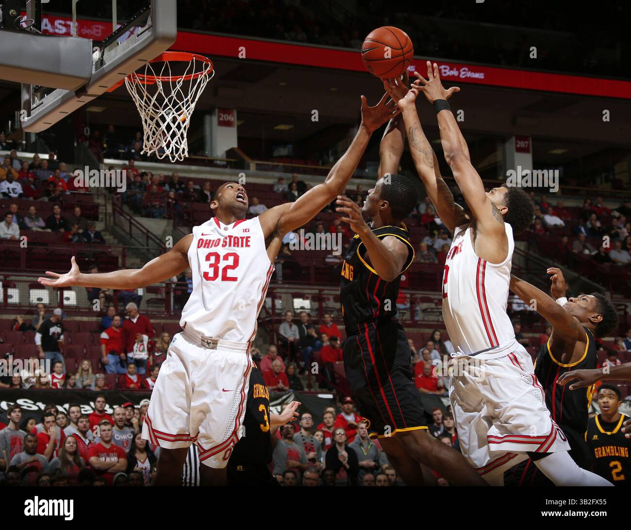 17 novembre 2015 - Columbus, OH, USA - Trevor Thompson (32) dell'Ohio State e Marc Loving (2) sono pronti per un rimbalzo con Ervin Mitchell (0) del Grambling State alla Value City Arena di Columbus, Ohio, martedì 17 novembre 2015. (Immagine di credito: © Barbara J. Perenic/TNS via ZUMA Wire) Foto Stock