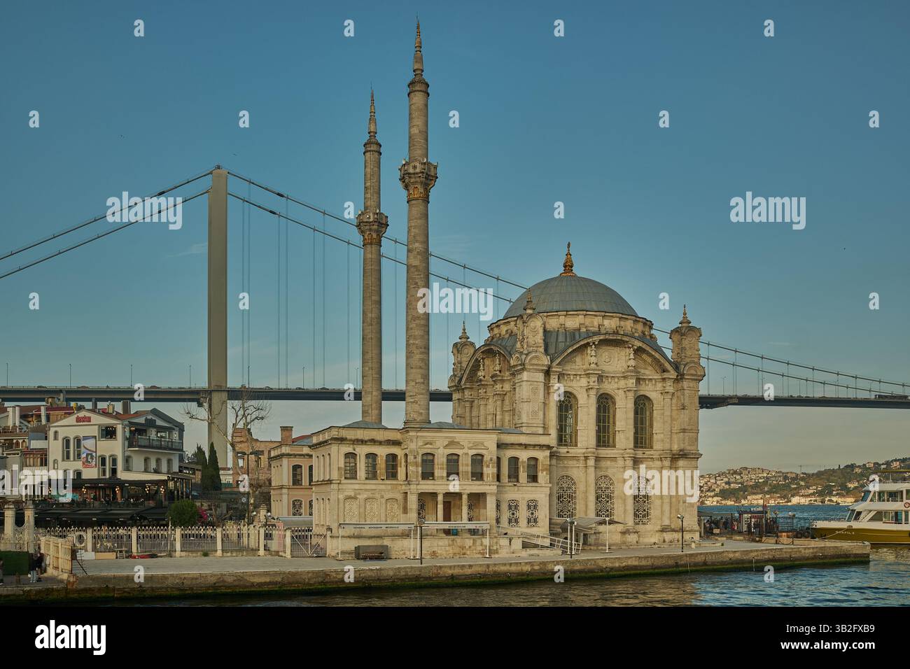 Moschea di Ortaköy (turco: Ortaköy Camii), a Beşiktaş Istanbul, Turchia, sullo stretto del Bosforo con il Ponte sul Bosforo sullo sfondo Foto Stock