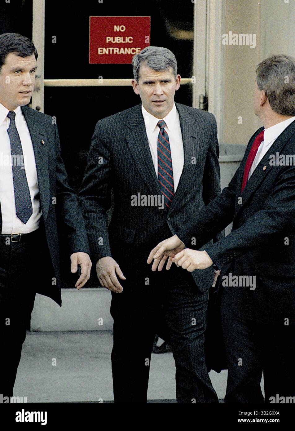 17 giugno 2015 - Washington, District of Columbia, Stati Uniti d'America - Washington, DC. Ottobre 1987.LT. Il colonnello Olliver North arriva e parte dalla porta posteriore del tribunale degli Stati Uniti E. Barrett Prettyman, il tribunale distrettuale di Washington DC. Crediti: Mark Reinstein (immagine di credito: © Mark Reinstein tramite ZUMA Wire) Foto Stock