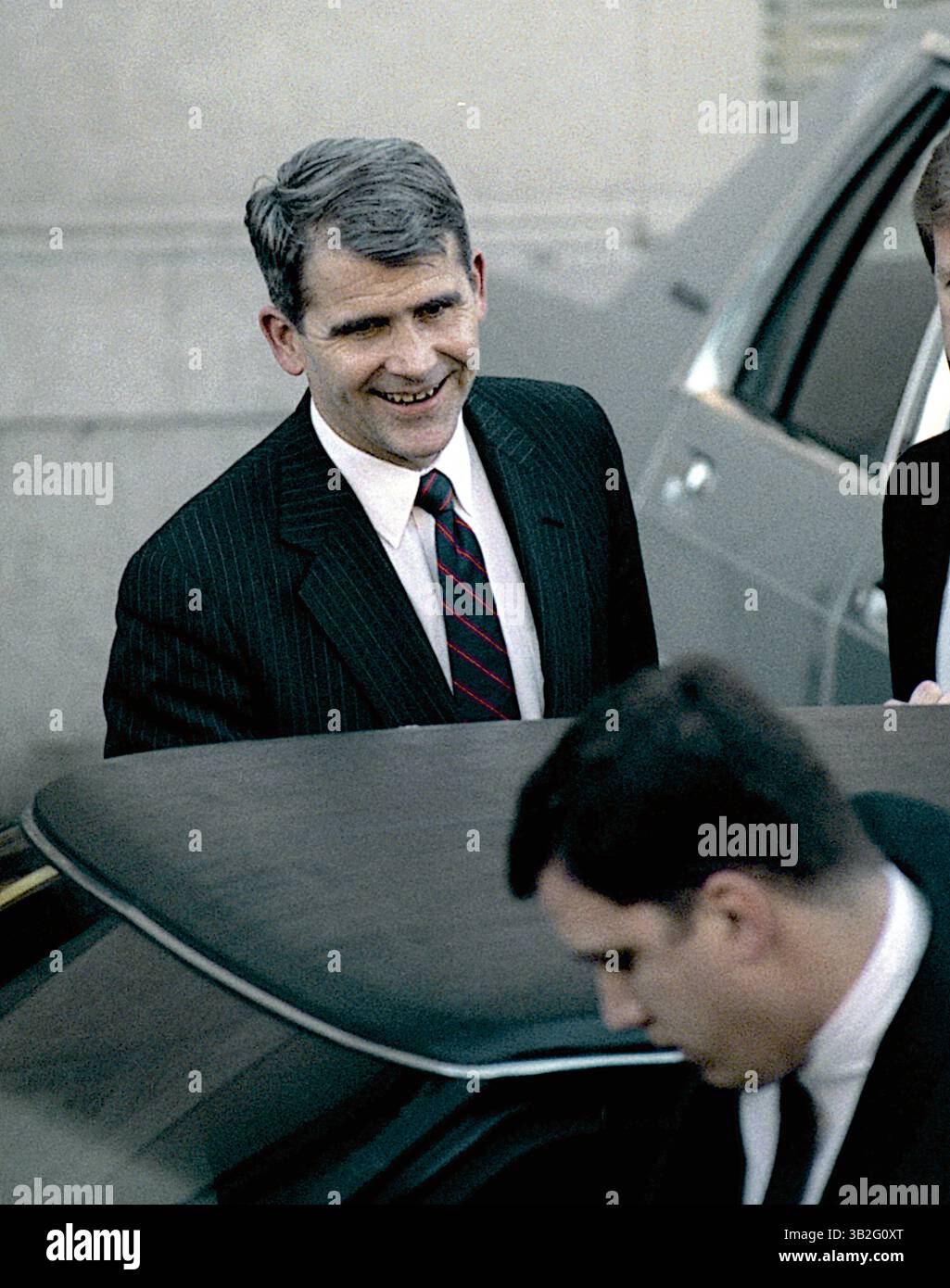 17 giugno 2015 - Washington, District of Columbia, Stati Uniti d'America - Washington, DC. Ottobre 1987.LT. Il colonnello Olliver North arriva e parte dalla porta posteriore del tribunale degli Stati Uniti E. Barrett Prettyman, il tribunale distrettuale di Washington DC. Crediti: Mark Reinstein (immagine di credito: © Mark Reinstein tramite ZUMA Wire) Foto Stock