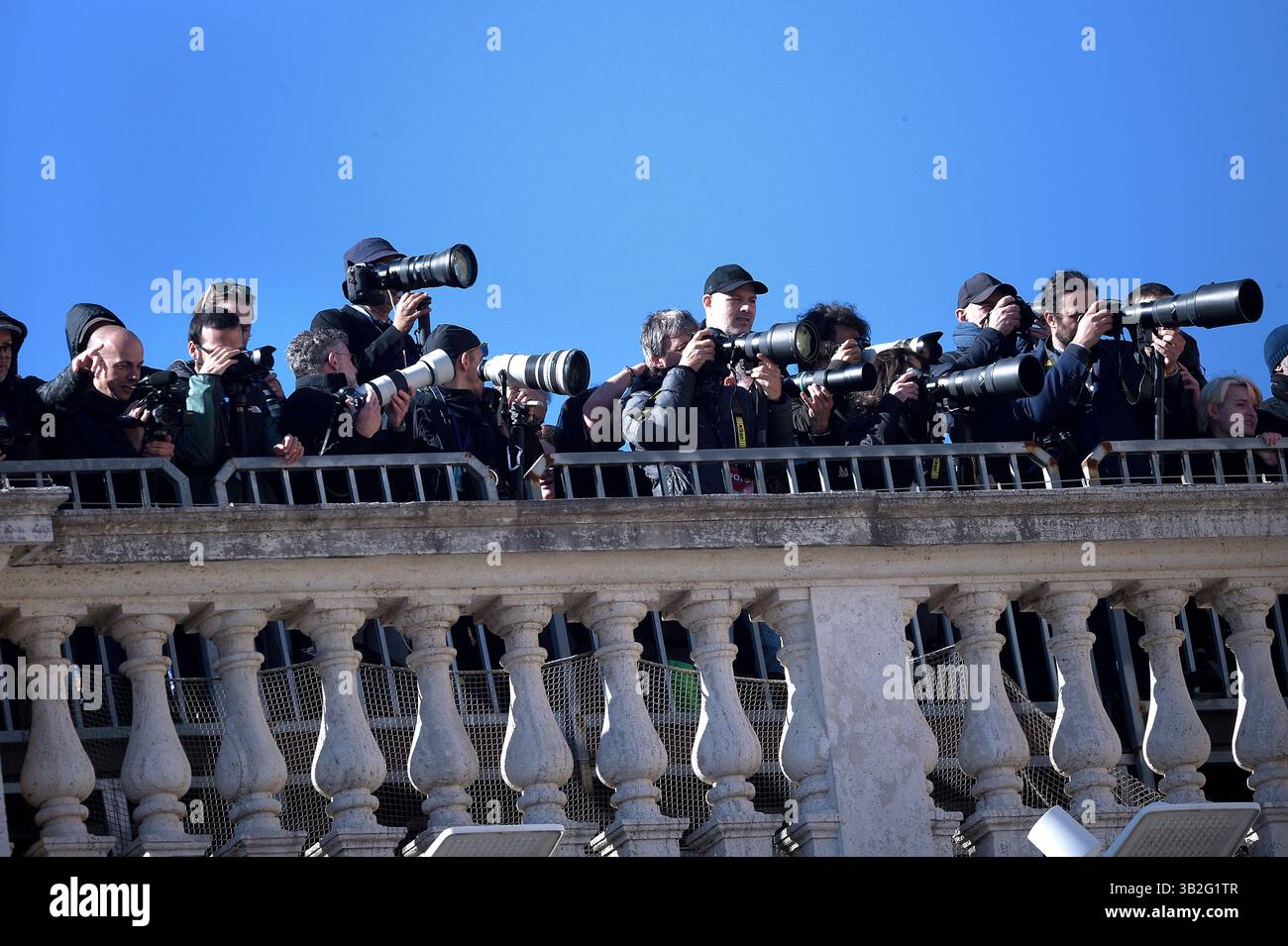 CITTÀ DEL VATICANO, VATICANO - APRILE 26: Papa Francesco fotografi funebri; i Pallbearers portano la bara alla fine del funerale di Papa Francesco in Piazza San Peters il 26 aprile 2025 a città del Vaticano, Vaticano. Papa Francesco morì il 21 aprile all'età di 88 anni. Nato in Argentina come Jorge Mario Bergoglio, fu il primo latino-americano e il primo gesuita a diventare Papa quando eletto nel 2013. Prendendo il nome di Francesco in onore di San Francesco d'Assisi, promosse una versione più umile del papato rispetto a molti dei suoi predecessori. Sarà sepolto fuori dal Vaticano in una semplice bara di legno al Basilio Foto Stock
