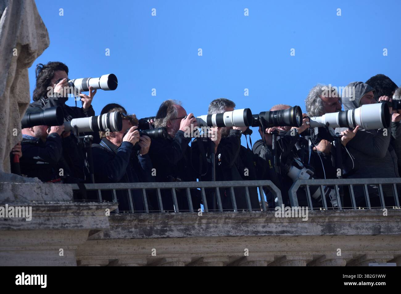 CITTÀ DEL VATICANO, VATICANO - APRILE 26: Fotografi funebri di Papa Francesco. I Pallbearers portano la bara alla fine del funerale di Papa Francesco in Piazza San Peters il 26 aprile 2025 a città del Vaticano, in Vaticano. Papa Francesco morì il 21 aprile all'età di 88 anni. Nato in Argentina come Jorge Mario Bergoglio, fu il primo latino-americano e il primo gesuita a diventare Papa quando eletto nel 2013. Prendendo il nome di Francesco in onore di San Francesco d'Assisi, promosse una versione più umile del papato rispetto a molti dei suoi predecessori. Sarà sepolto fuori dal Vaticano in una semplice bara di legno al basi Foto Stock