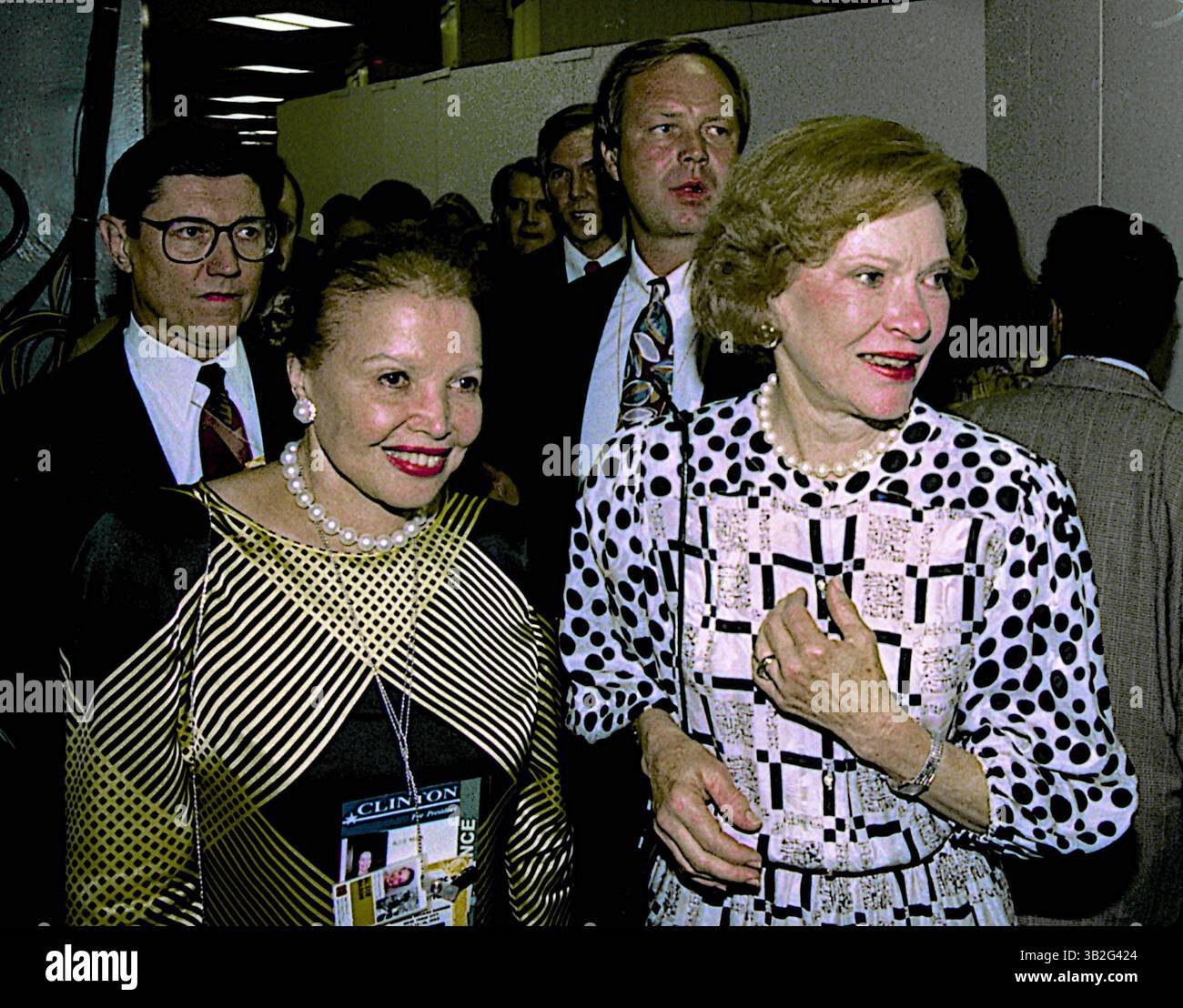 14 luglio 1992 - New York, New York, Stati Uniti d'America - New York, NY l'ex First Lady ROSALYNN CARTER, a destra, viene scortata al palco della Convention Nazionale Democratica al Madison Square Garden. Per decenni è stata una sostenitrice di numerose cause, forse più prominente per la ricerca sulla salute mentale. Fu politicamente attiva durante i suoi anni alla Casa Bianca, sedendo in riunioni di gabinetto e politica, oltre a servire come consigliere più vicino di suo marito. Ha anche servito come inviato all'estero, in particolare in America Latina. (Immagine di credito: © Mark Reinstein/ZUMA Wire) Foto Stock