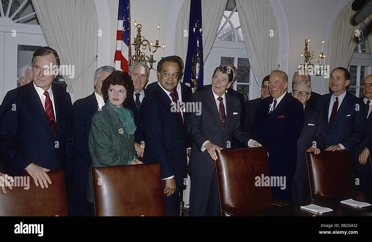 3 maggio 2015 - Washington, Distretto di Columbia, Stati Uniti d'America - Washington. CC. 1-11-1989.il presidente Ronald Reagan partecipa alla sua ultima riunione di gabinetto durante la quale i membri del suo gabinetto gli hanno presentato la sedia in cui era seduto durante gli otto anni della sua presidenza..credito: Mark Reinstein (immagine di credito: © Mark Reinstein via ZUMA Wire) Foto Stock