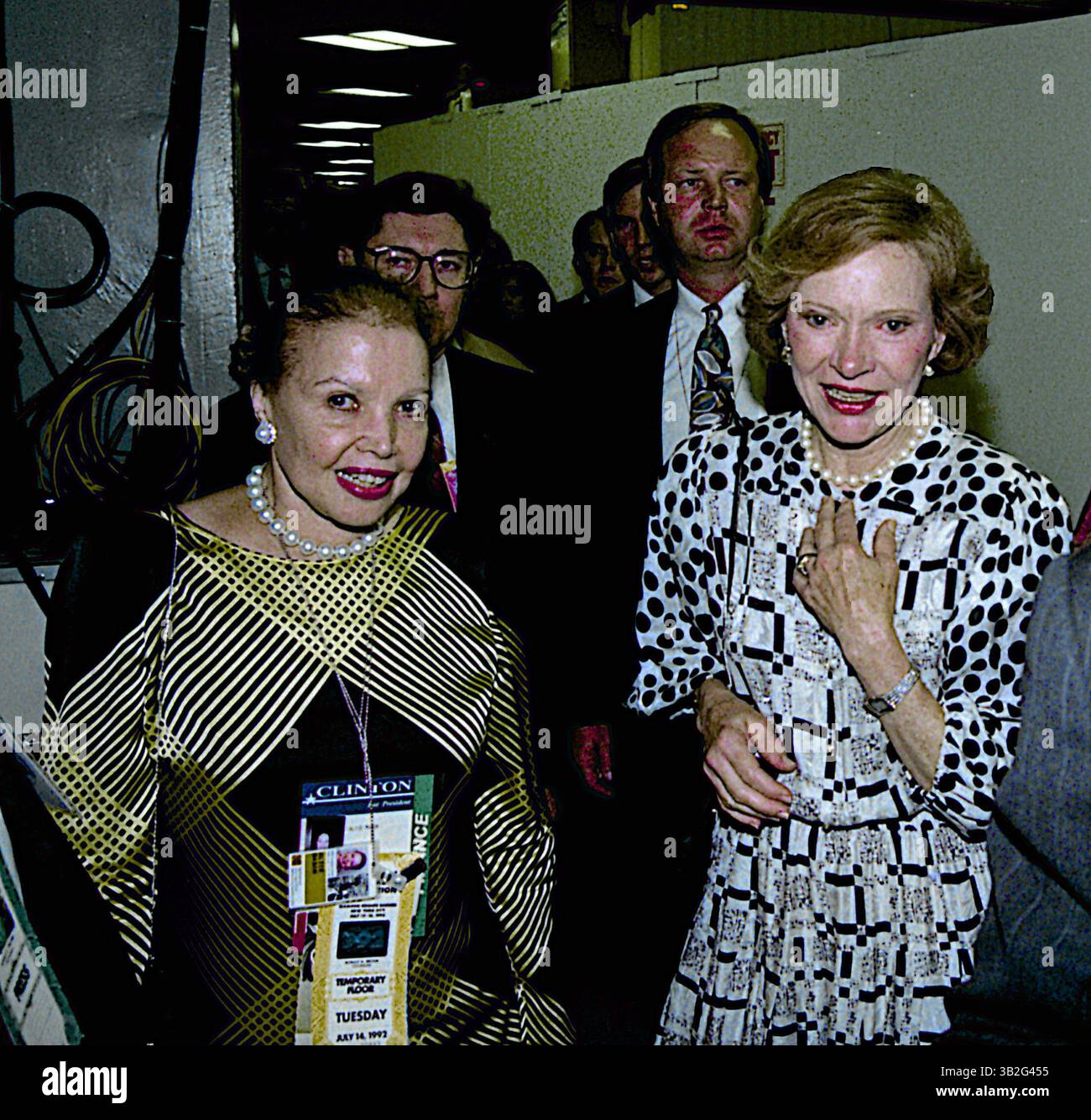14 luglio 1992 - New York, New York, Stati Uniti d'America - New York, NY l'ex First Lady ROSALYNN CARTER, a destra, viene scortata al palco della Convention Nazionale Democratica al Madison Square Garden. Per decenni è stata una sostenitrice di numerose cause, forse più prominente per la ricerca sulla salute mentale. Fu politicamente attiva durante i suoi anni alla Casa Bianca, sedendo in riunioni di gabinetto e politica, oltre a servire come consigliere più vicino di suo marito. Ha anche servito come inviato all'estero, in particolare in America Latina. (Immagine di credito: © Mark Reinstein/ZUMA Wire) Foto Stock