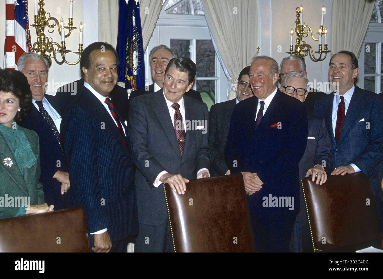 20 maggio 2015 - Washington, Distretto di Columbia, Stati Uniti d'America - Washington. CC. 1-11-1989.il presidente Ronald Reagan partecipa alla sua ultima riunione di gabinetto durante la quale i membri del suo gabinetto gli hanno presentato la sedia in cui era seduto durante gli otto anni della sua presidenza..credito: Mark Reinstein (immagine di credito: © Mark Reinstein via ZUMA Wire) Foto Stock