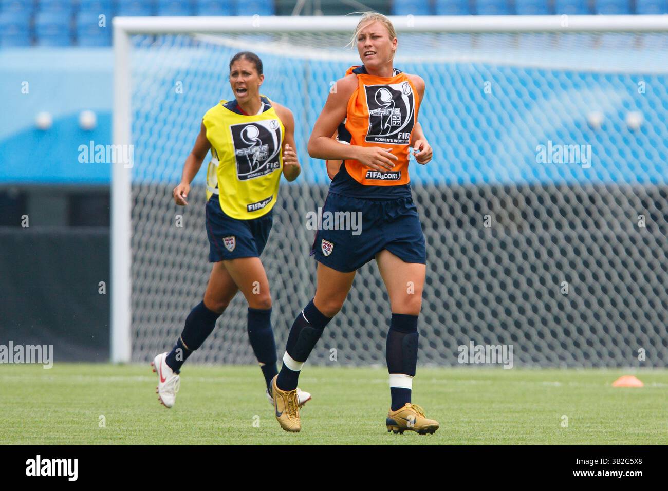 Abby Wambach (R) e Shannon Boxx (L) degli Stati Uniti partecipano a una sessione di allenamento ufficiale in vista dell'inizio del torneo di calcio femminile FIFA il 9 settembre 2007 allo Chengdu Sports Stadium di Chengdu, in Cina. Solo per uso editoriale. Uso commerciale vietato. (Fotografia di Jonathan Paul Larsen / Diadem Images) Foto Stock