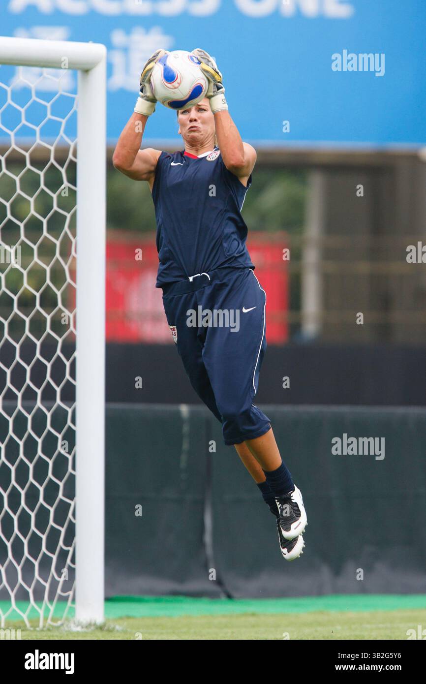 Il portiere statunitense Hope solo risparmia durante una sessione ufficiale di allenamento della squadra in vista dell'inizio del torneo di calcio della Coppa del mondo femminile FIFA il 9 settembre 2007 allo stadio sportivo Chengdu di Chengdu, in Cina. Solo per uso editoriale. Uso commerciale vietato. (Fotografia di Jonathan Paul Larsen / Diadem Images) Foto Stock