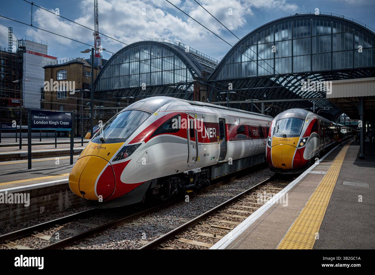 London Kings Cross Trains - LNER Azuma Trains at London's Kings Cross - i treni Hitachi Azuma sono entrati in servizio sulla East Coast Main Line nel 2019 Foto Stock