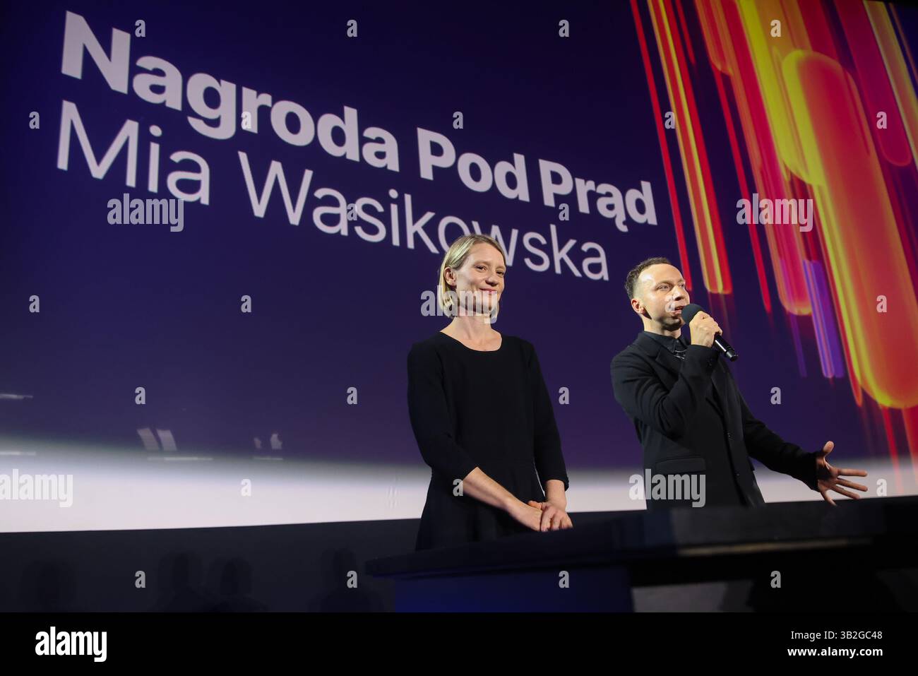 Cracovia, Polonia. 25 aprile 2025. Mia Wasikowska è stata premiata con il premio speciale ''˜contro il corrente' durante la cerimonia di apertura del Mastercard OFF CAMERA International Festival of Independent Cinema a Cracovia, Polonia, il 25 aprile 2025. (Credit Image: © Beata Zawrzel/ZUMA Press Wire) SOLO PER USO EDITORIALE! Non per USO commerciale! Foto Stock