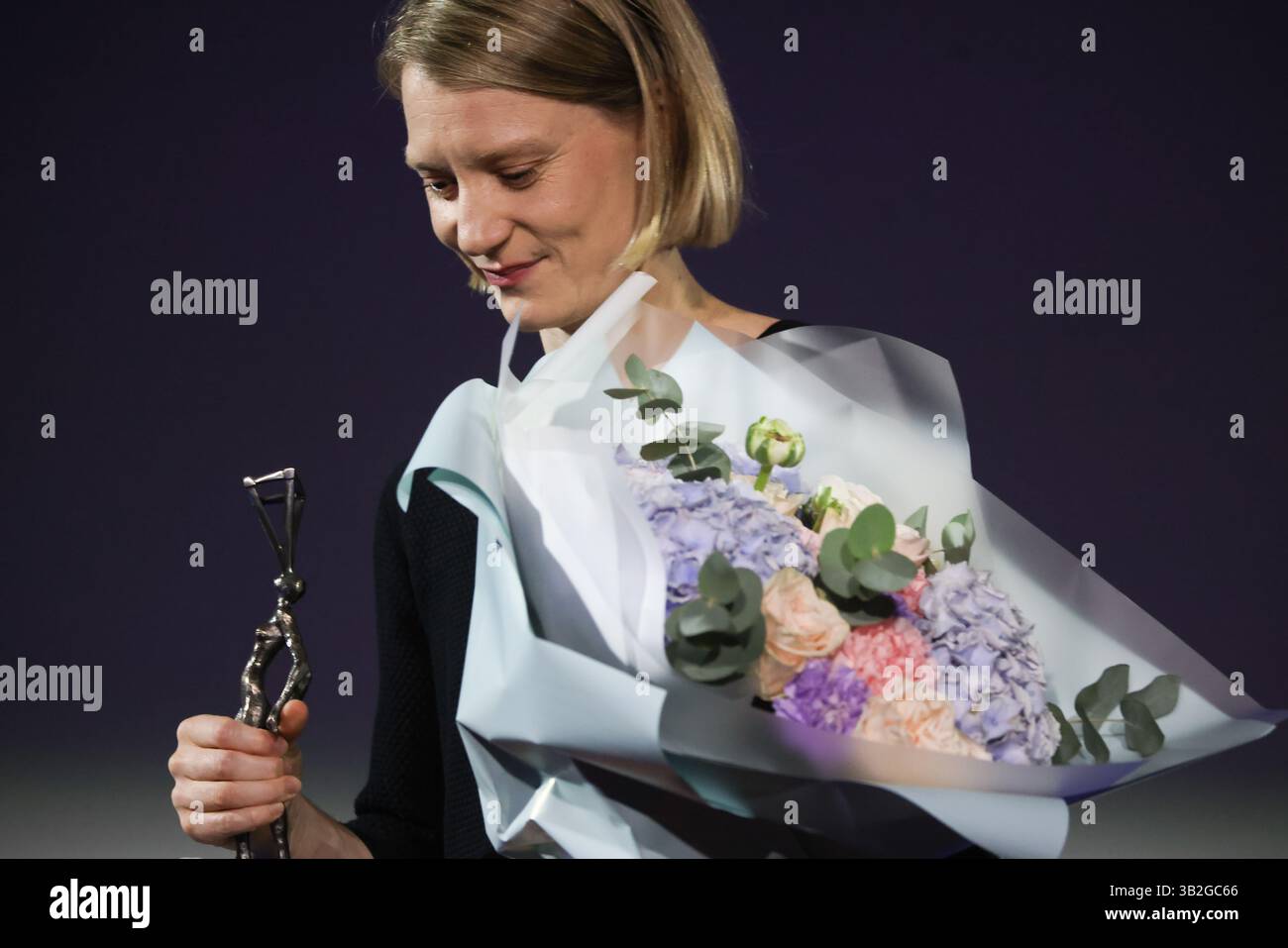 Cracovia, Polonia. 25 aprile 2025. Mia Wasikowska dopo essere stata premiata con il premio speciale ''˜contro il corrente' durante la cerimonia di apertura del Mastercard OFF CAMERA International Festival of Independent Cinema a Cracovia, Polonia, il 25 aprile 2025. (Credit Image: © Beata Zawrzel/ZUMA Press Wire) SOLO PER USO EDITORIALE! Non per USO commerciale! Foto Stock