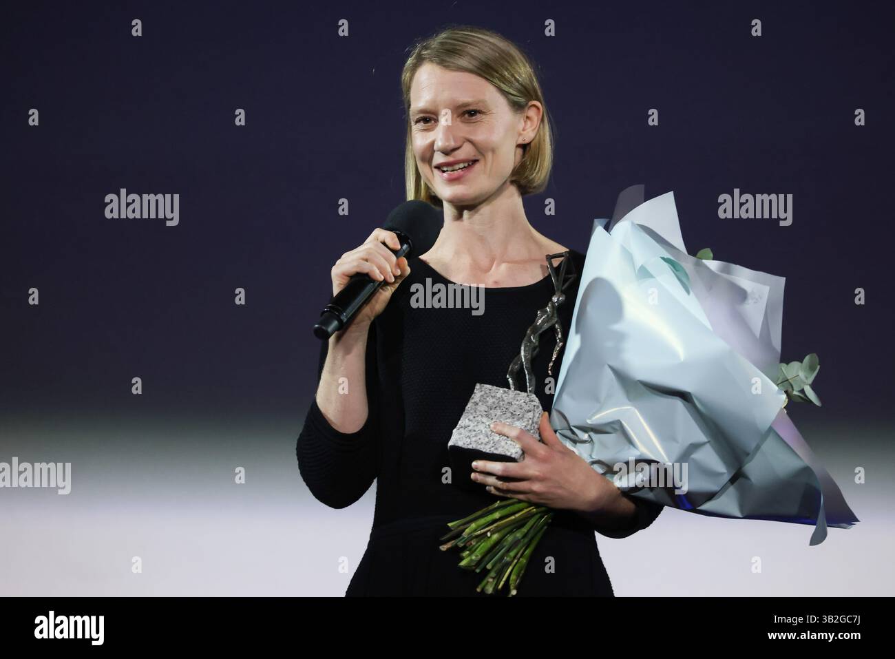 Cracovia, Polonia. 25 aprile 2025. Mia Wasikowska dopo essere stata premiata con il premio speciale ''˜contro il corrente' durante la cerimonia di apertura del Mastercard OFF CAMERA International Festival of Independent Cinema a Cracovia, Polonia, il 25 aprile 2025. (Credit Image: © Beata Zawrzel/ZUMA Press Wire) SOLO PER USO EDITORIALE! Non per USO commerciale! Foto Stock