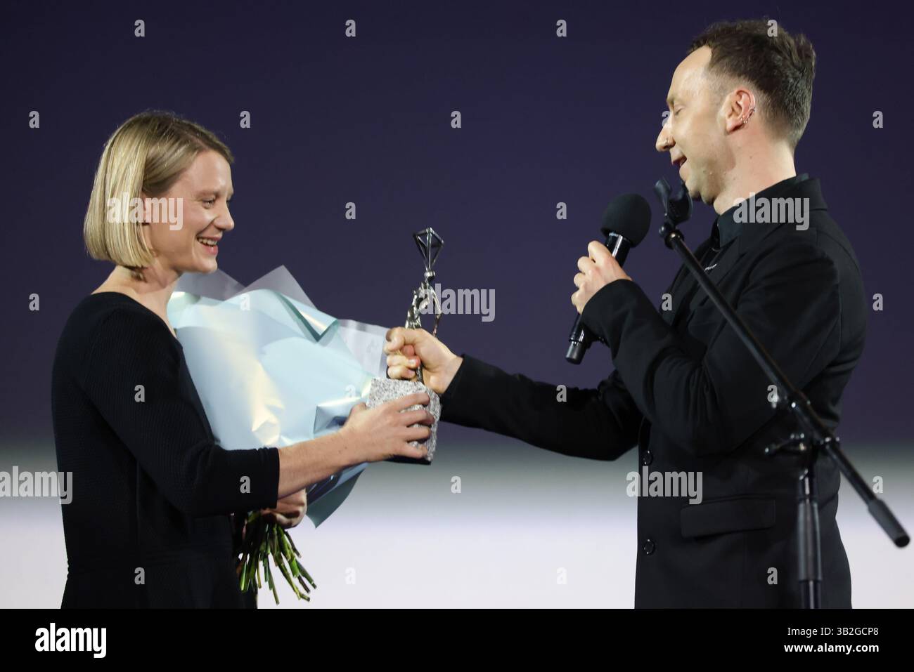Cracovia, Polonia. 25 aprile 2025. Mia Wasikowska è stata premiata con il premio speciale ''˜contro il corrente' durante la cerimonia di apertura del Mastercard OFF CAMERA International Festival of Independent Cinema a Cracovia, Polonia, il 25 aprile 2025. (Credit Image: © Beata Zawrzel/ZUMA Press Wire) SOLO PER USO EDITORIALE! Non per USO commerciale! Foto Stock