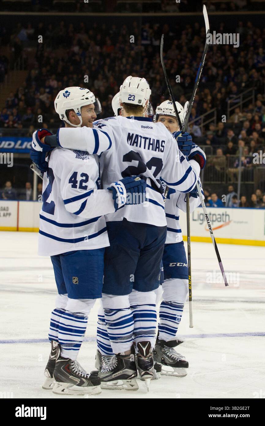 15 novembre 2015: Centro Toronto Maple Leafs Tyler Bozak (42), centro Toronto Maple Leafs Shawn Matthias (23) festeggiano insieme al difensore dei Toronto Maple Leafs Dion Phaneuf (3) dopo aver segnato un gol durante la partita tra i New York Rangers e i Toronto Maple Leafs al Madison Square Garden di Manhattan, New York. I New York Rangers sconfissero i Toronto Maple Leafs per 4-3. Credito obbligatorio: Kostas Lymperopoulos/CSM (immagine di credito: © Kostas Lymperopoulos/CSM tramite filo ZUMA) Foto Stock