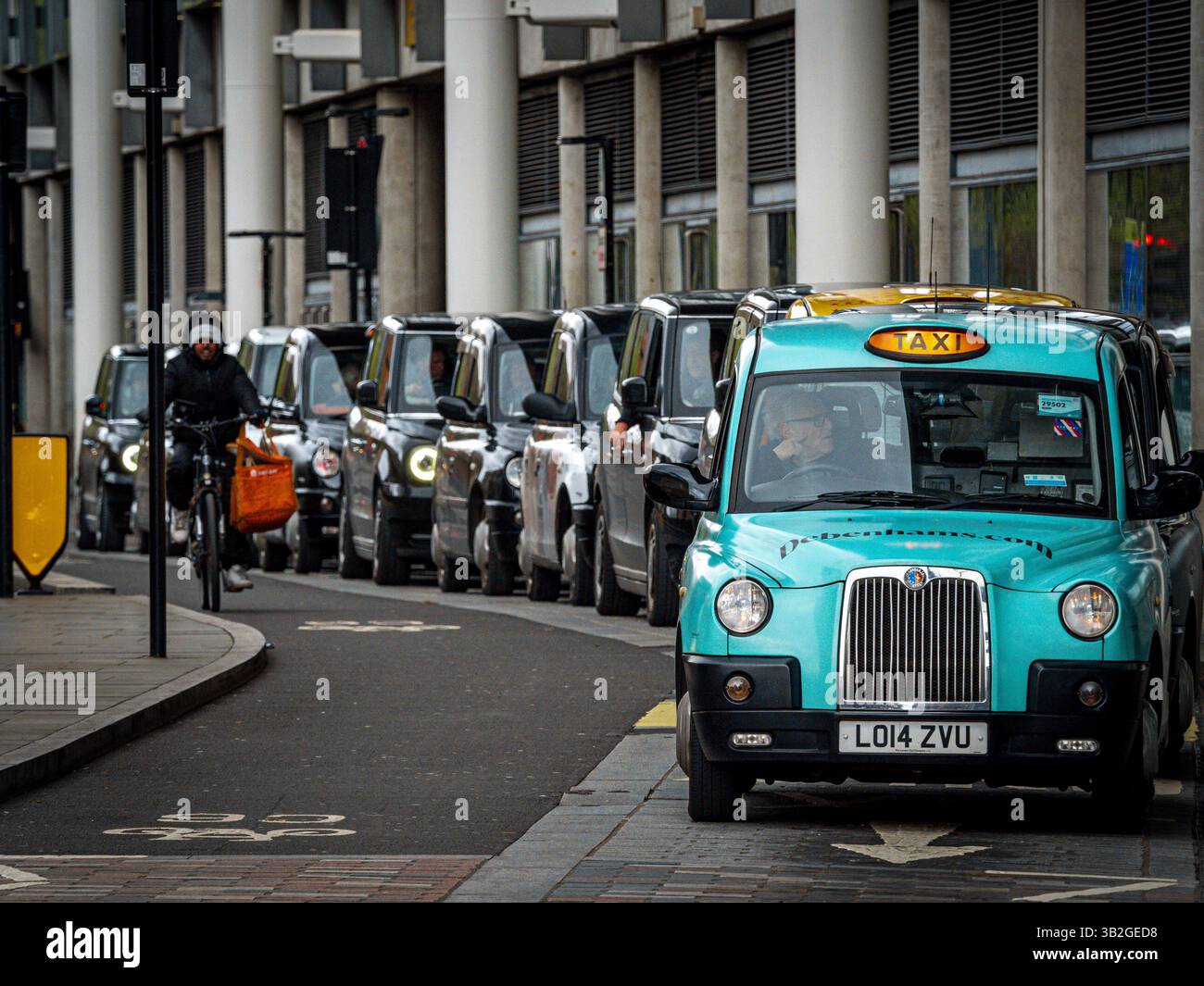 London taxi - coda dei taxi di Londra fuori dalla stazione di London St Pancras. London taxi Queue London taxi Rank Foto Stock