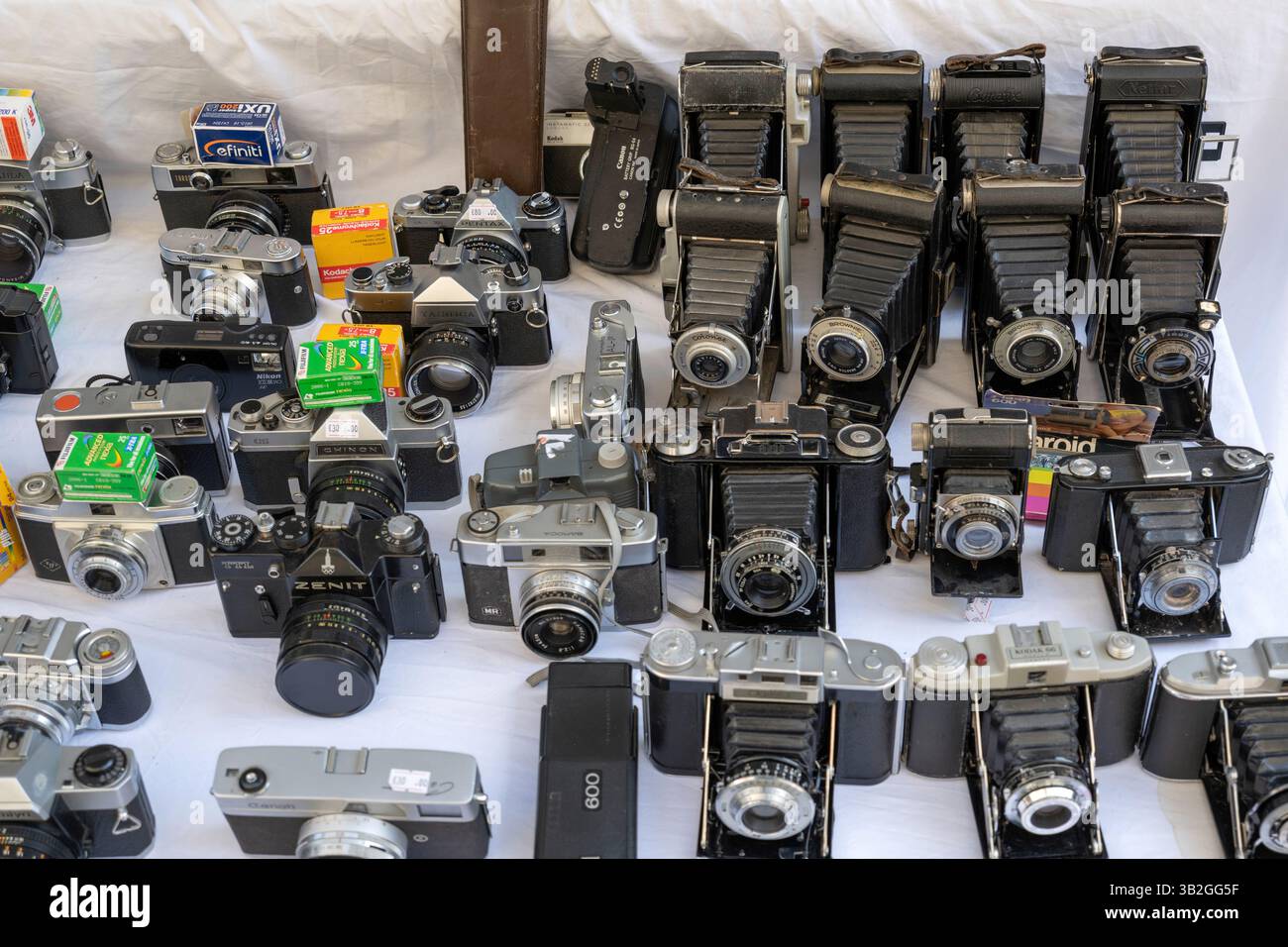 LONDRA, Regno Unito - 06 APRILE 2025: Vecchie macchine fotografiche d'epoca sul mercato di Columbia Road Foto Stock