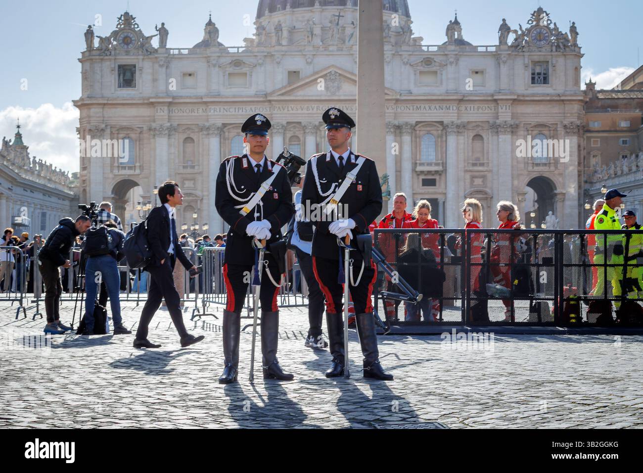 Città del Vaticano, Vaticano - 25 aprile 2025: Due carabinieri in uniforme garantiscono la sicurezza durante la cerimonia funebre di Papa Francesco in Piazza San Pietro. Foto Stock