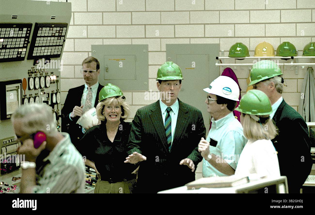 1 maggio 2015 - Hallsburg, Texas, Stati Uniti d'America - Hallsburg, Texas 8-28-1992.Clinton/ Gore Campaign Texas Bus Tour. Il governatore William Clinton insieme al suo compagno di corsa, il senatore Albert Gore Jr., e le loro mogli Tipper e Hillary, sono mostrati gli interni alla centrale elettrica di tu Electric Tradinghouse. Dal direttore dello stabilimento Carl Payne. . Crediti: Mark Reinstein (immagine di credito: © Mark Reinstein tramite ZUMA Wire) Foto Stock