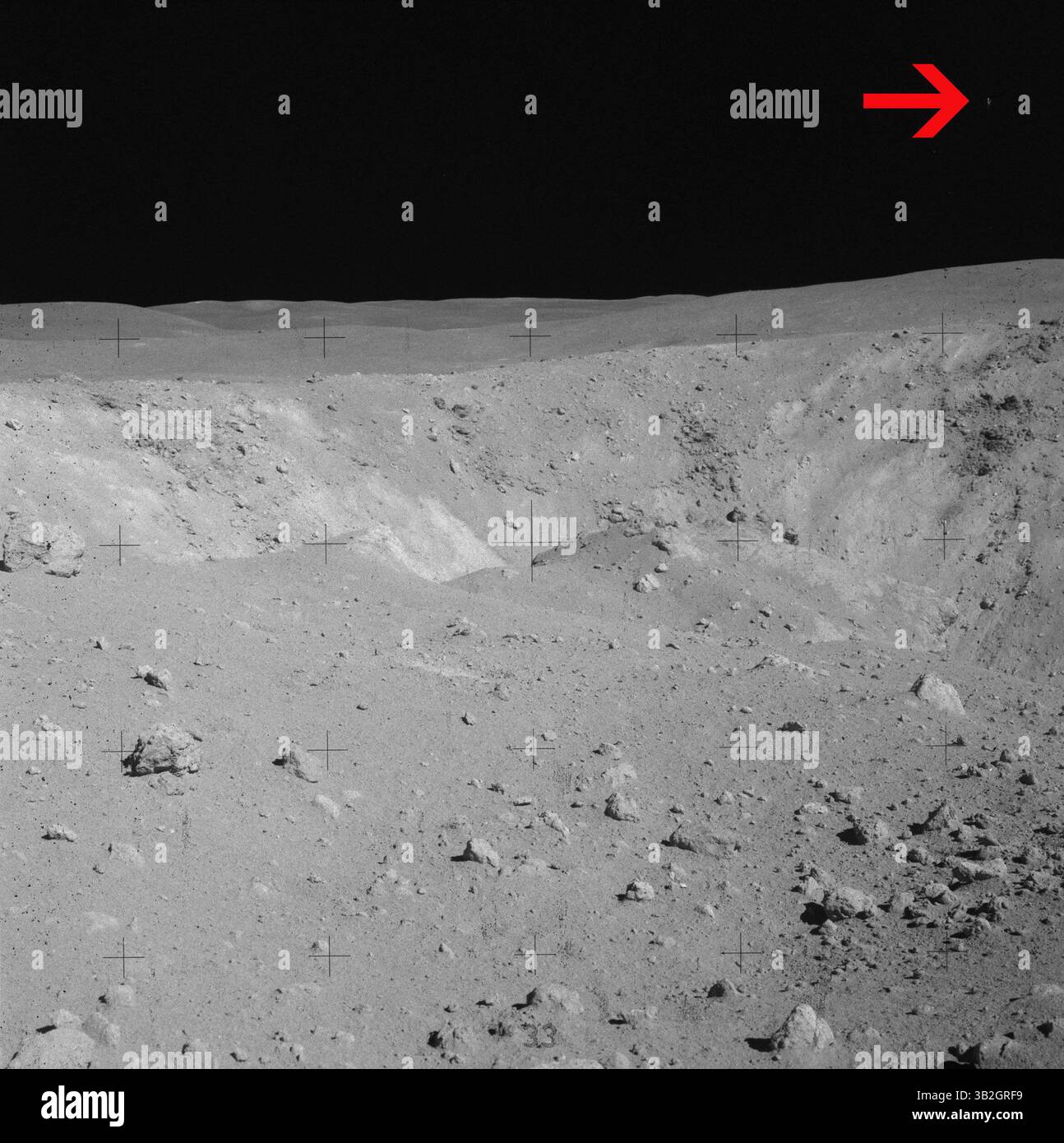 15 giugno 1975 - CREDITO: NASA/NASA....la superficie lunare con oggetto non identificato (in alto a destra)..l'appassionato di spazio ritiene di aver individuato prove di atterraggio sulla Luna false - aprile 1972..con le recenti notizie di Apollo in uscita, un appassionato di spazio ritiene di aver individuato prove di atterraggio sulla Luna false...Streetcap1 di YouTube ha isolato un'immagine della superficie lunare della NASA.sul sito web che presenta un oggetto non identificato... apparendo inizialmente solo come uno spettro sopra la superficie oscura, sulla superficie lunare, oscura, la lente d'ingrandimento rivela un oggetto che Streetcap1 dice ''sembra un Foto Stock
